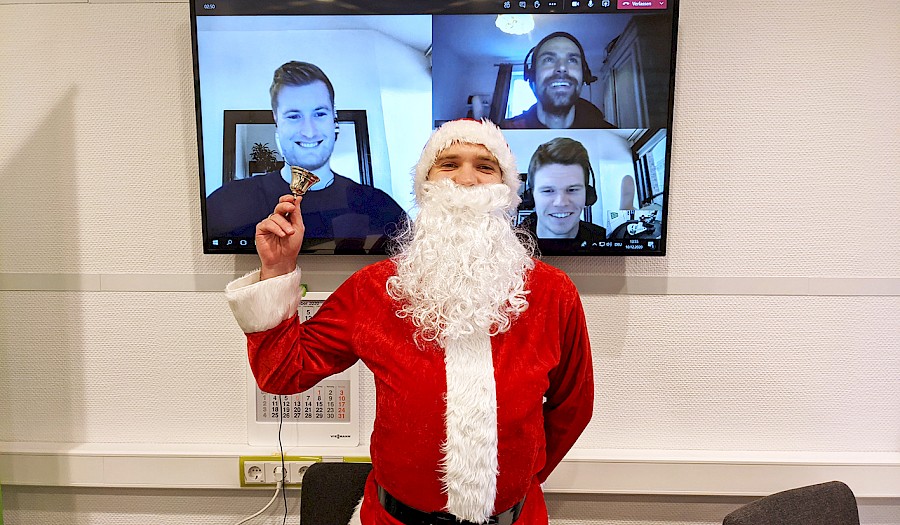 Weihnachtsmann überrascht Mitarbeiter im Home Office