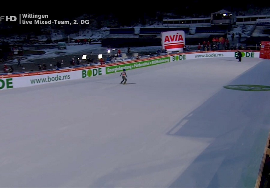 FIS Skisprung Worldcup in Willingen mit Bode Bandenwerbung aus der Ferne