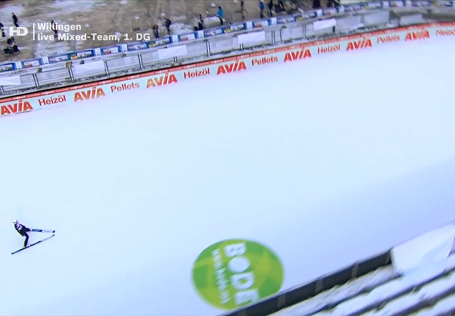 FIS-Skisprung Worldcup in Willingen Skipiste mit Bode Werbung in Vogelperspektive