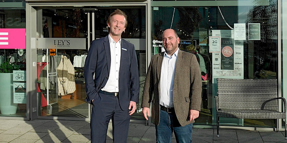 Portraitfoto mit dem Filialleiter von Ley's, Jörg Kalisch und dem Geschäftsführer der Firma Bode, Christian Bode