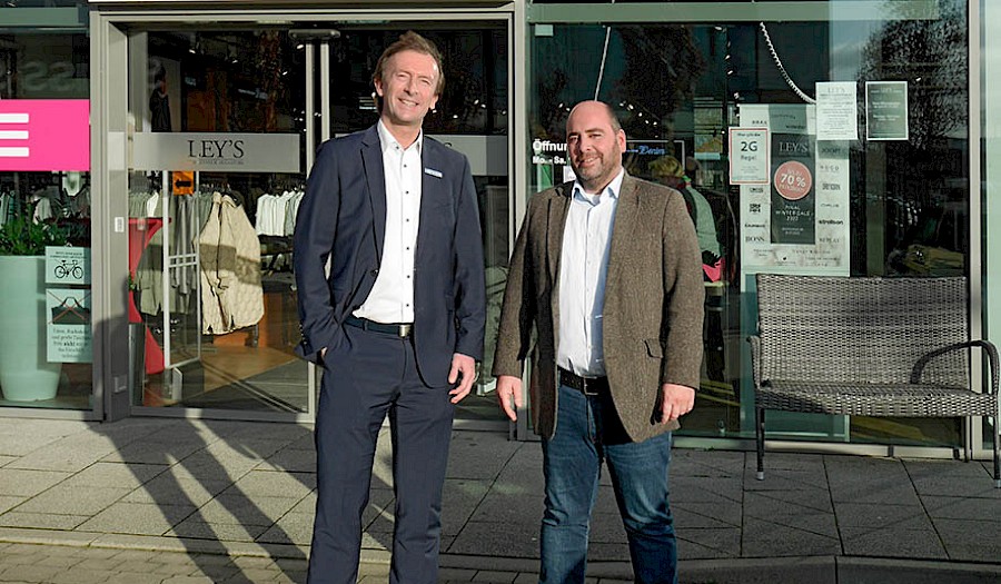 Portraitfoto mit dem Filialleiter von Ley's, Jörg Kalisch und dem Geschäftsführer der Firma Bode, Christian Bode
