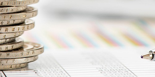 Euro-Münzen auf dem Tisch - finanzielle Potenziale entdecken