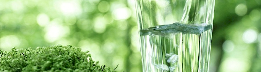 Auffüllen eines Trinkglases mit Wasser