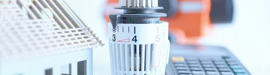 Thermostat stehend auf einem weißen Tisch