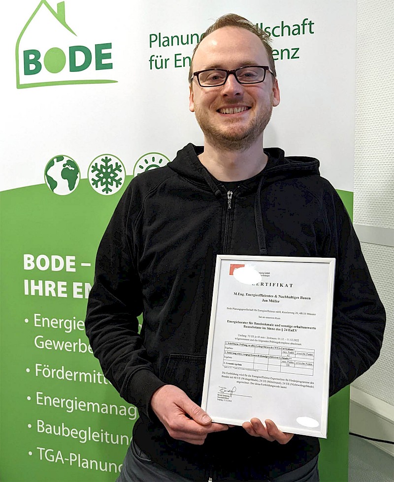 Jan Müller hält sein Zertifikat in den Händen