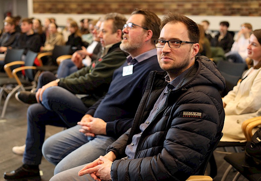 Niederlassungsleiter - Stefan Langner (rechts) & Leiter des Vertriebs - Tim Riedel (links) als Zuschauer