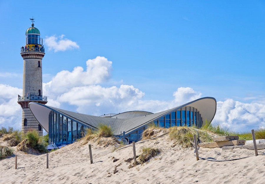 Alter Leuchtturm und Teepott in Rostock