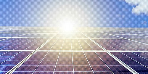 Große Photovoltaikanlage, die von der Sonne angestrahlt wird