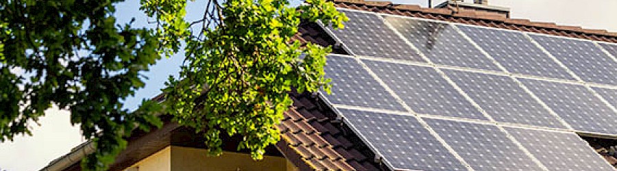 Photovoltaikanlage auf dem Dach eines Einfamilienhaus