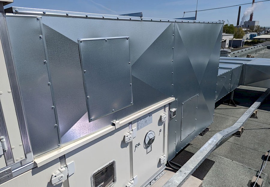 Lüftungsschacht auf dem Gebäudedach