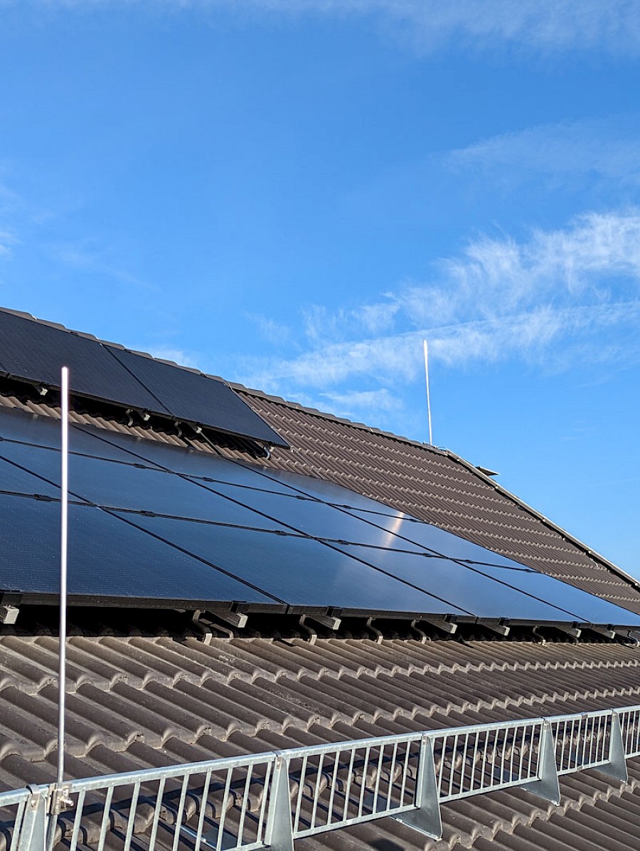 Photovoltaikanlage auf dem Dach mit einer Leistung von 60 kWp