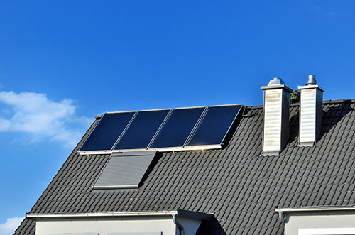 Eine PV-Anlage auf einem Dach eines Wohnhauses