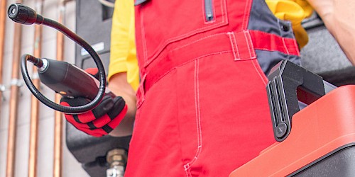 Handwerker der die Heizungsrohre überprüft