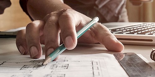 Projektleiter konzipiert eine technische Zeichnung