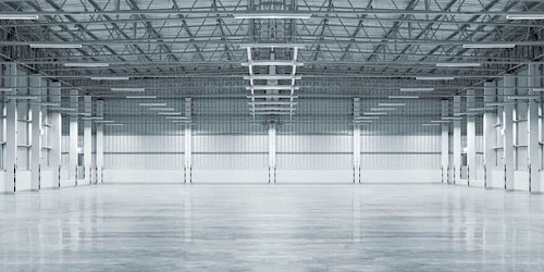 Eine leere Industriehalle