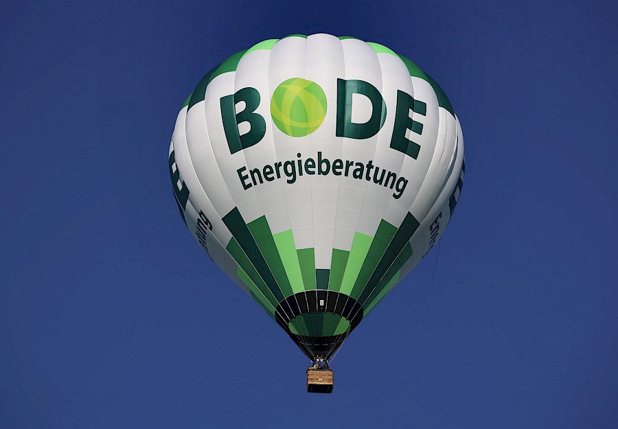 Das Bode Logo strahlt auf dem Heißluftballon