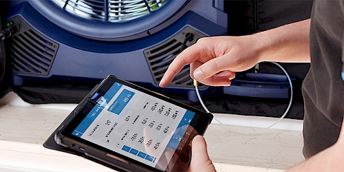 Mit dem Blower-Door-Test lassen sich auch kleinste Schwachstellen der Gebäudehülle ermitteln