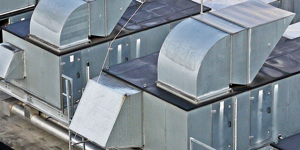 Effiziente Lüftungs- und Klimatechnik auf einem Dach