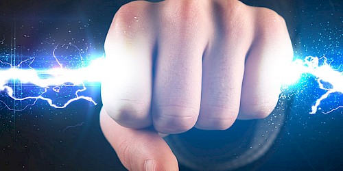 Stromblitz wird in der Hand gehalten