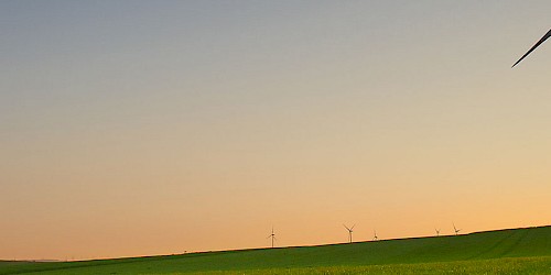 Ein Windrad auf einer grünen leeren Wiese