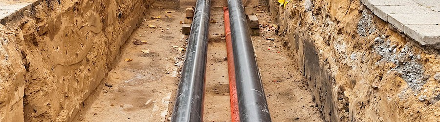 Auffüllen eines Trinkglases mit Wasser