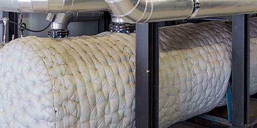 Anlagendämmung mehrerer Anlagen in einer Industriehalle