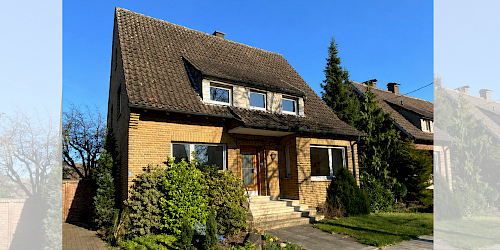Sanierungsbedürftiger Altbau - KI generiert