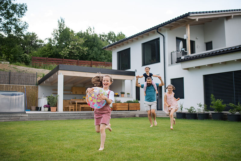 Familie im Eigenheim
