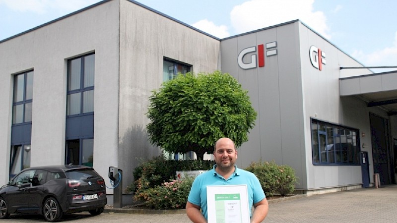 Der Chef Christian Bode vor der Firma GIF mbH & Co. KG