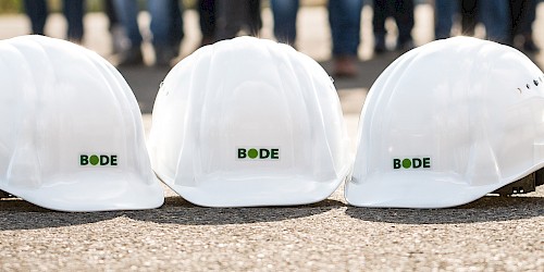 Drei Bauhelme von dem Bode Logo