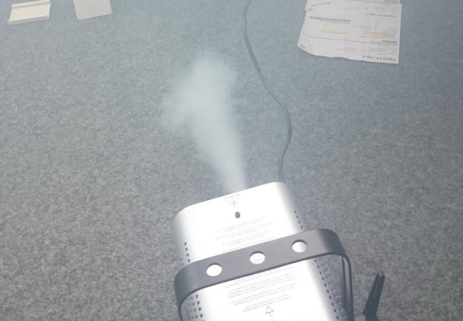 Eine Nebelmaschine, die Rauch entweichen lässt