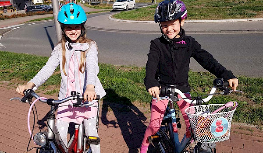 Zwei Mädchen bei der Radfahrausbildung