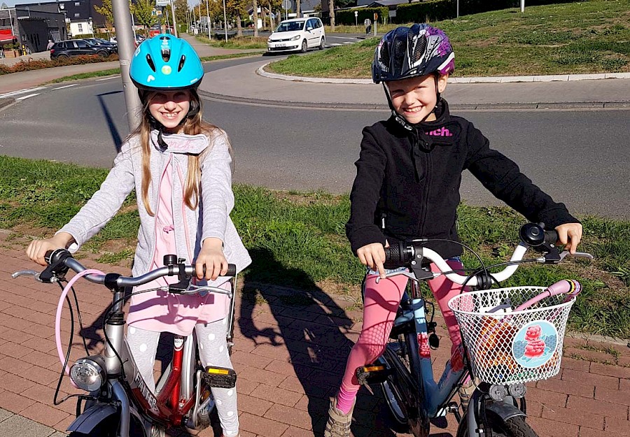 Zwei Mädchen auf einem Fahrrad