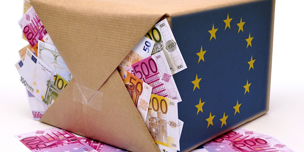 Ein Geldkoffer mit dem EU Symbol an der Seite