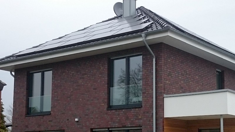 Eine PV Anlage auf einem Dach eines Wohngebäudes
