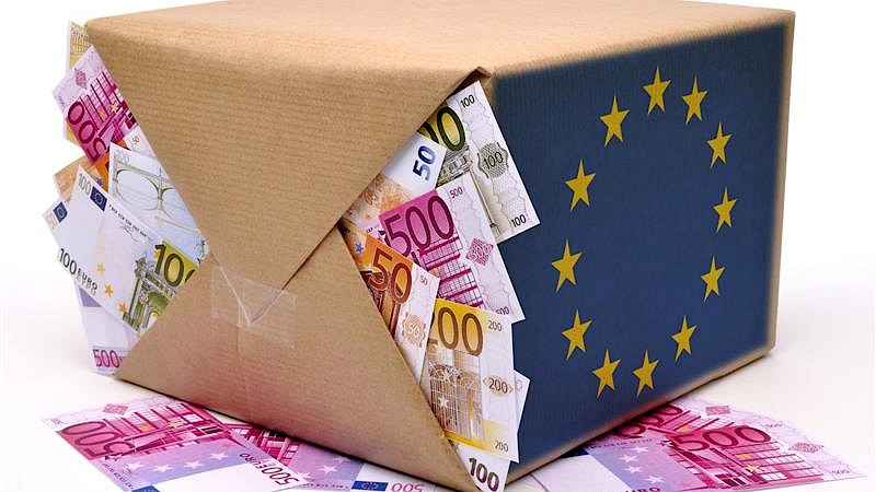 Effizienzkoffer mit Geld und Europalogo